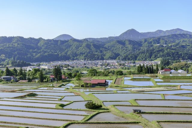 山形県朝日町の田舎の町並みと日本の原風景である水田