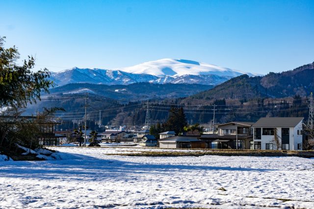 山形県西川町の町並みと月山の雪化粧
