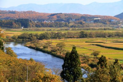 山形県鮭川村を流れる鮭川と田舎ののどかな風景