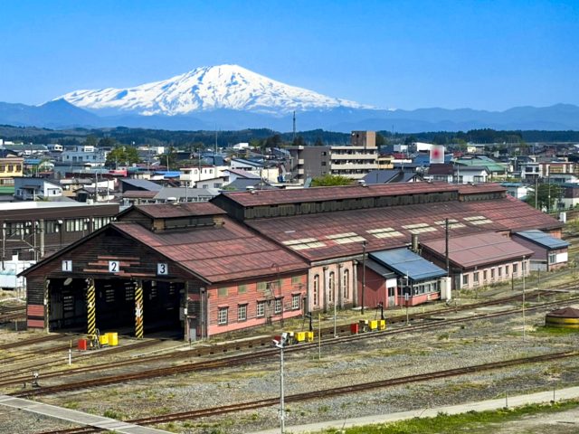 山形県新庄市の街並みと電車の倉庫