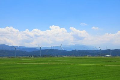 山形県庄内町ののどかな田園風景と風力発電機