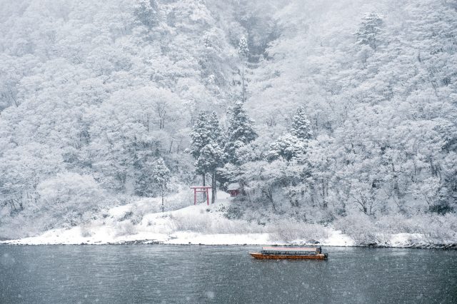 山形県戸沢村を流れる冬の最上川と壮大な自然