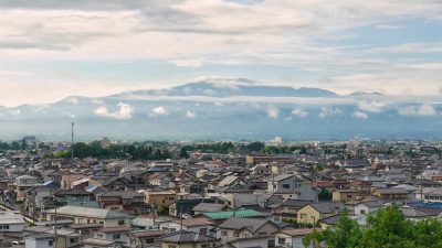 山形県鶴岡市から見える月山と市街地の風景