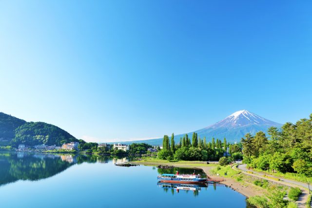 山梨県富士河口湖町の湖と富士山と町並み