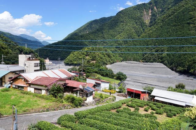 山梨県早川町ののどかな集落と町並み